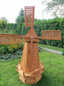 Windmühle mit Solar Beleuchtung im Garten